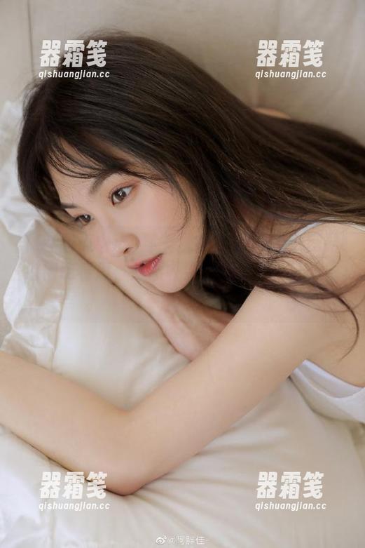 91吃瓜中心 那天我在91吃瓜中心网站悠闲吃着瓜,忽然收到了短信:不让停呢!